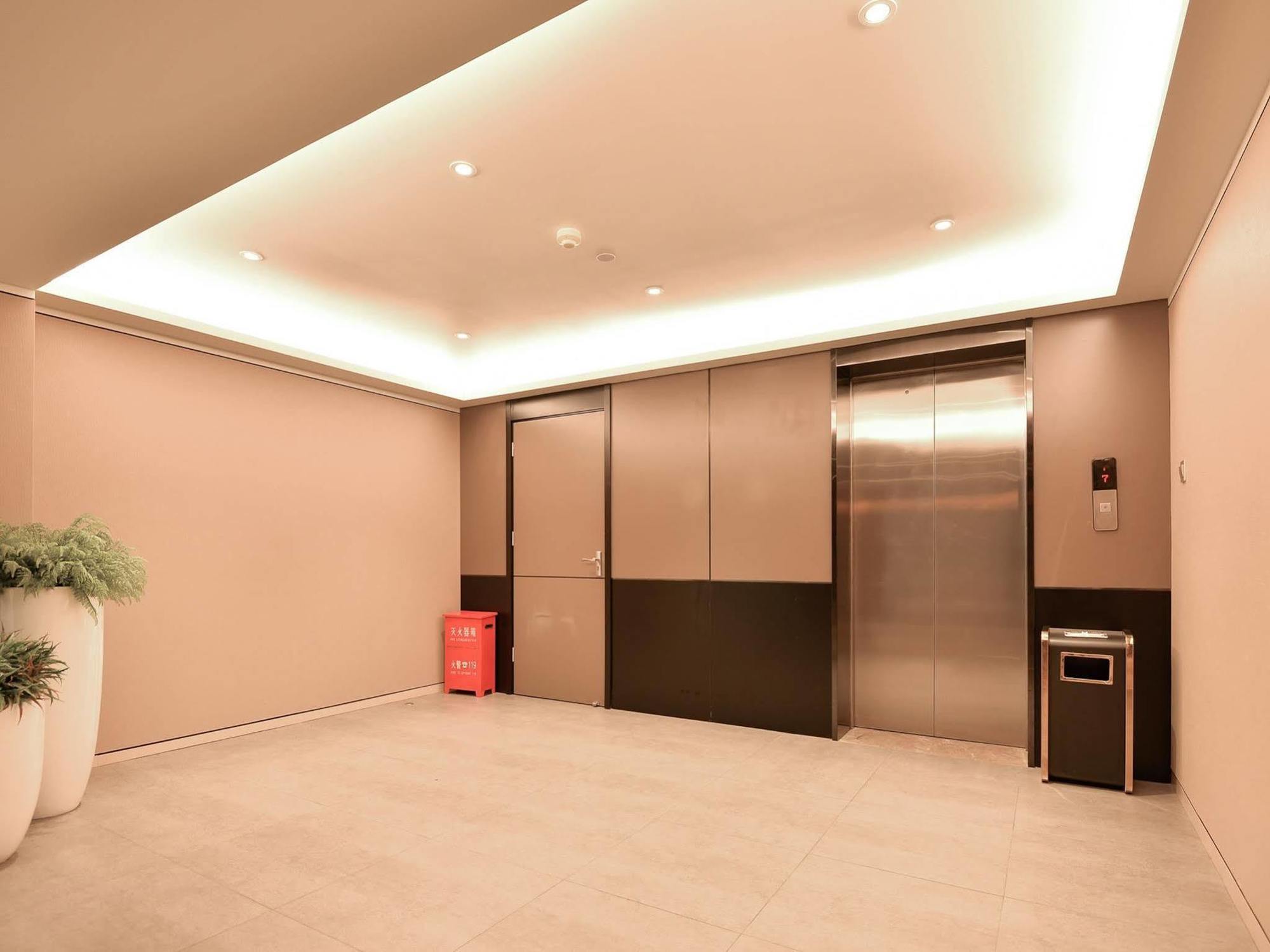 Home Inns Plus Shanghai Xujiahui Branch Kültér fotó