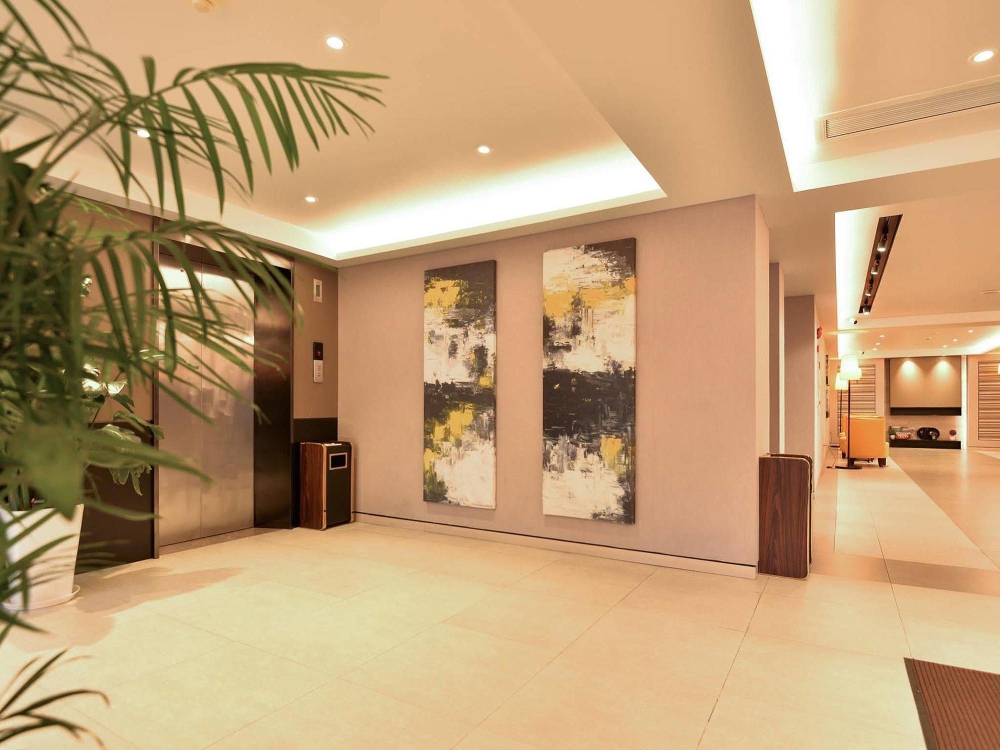 Home Inns Plus Shanghai Xujiahui Branch Kültér fotó