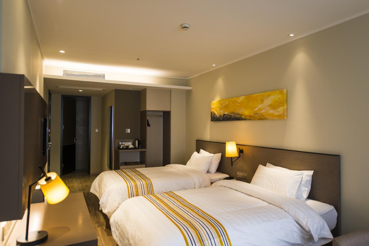 Home Inns Plus Shanghai Xujiahui Branch Kültér fotó