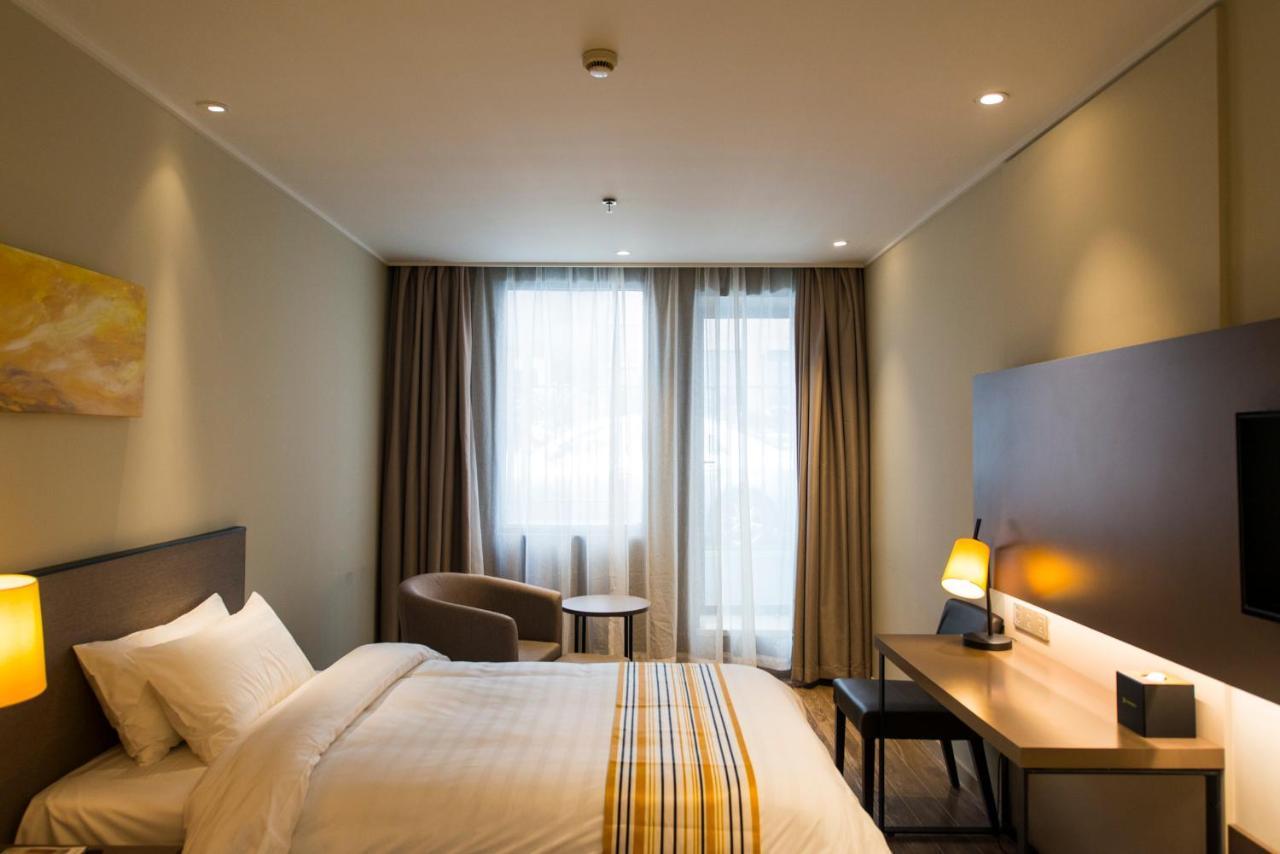 Home Inns Plus Shanghai Xujiahui Branch Kültér fotó