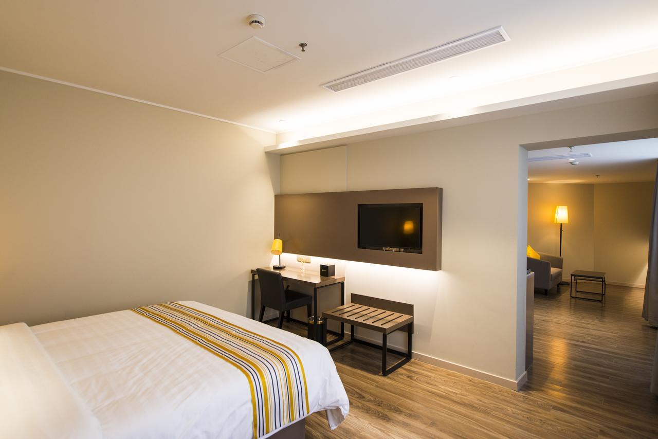 Home Inns Plus Shanghai Xujiahui Branch Kültér fotó