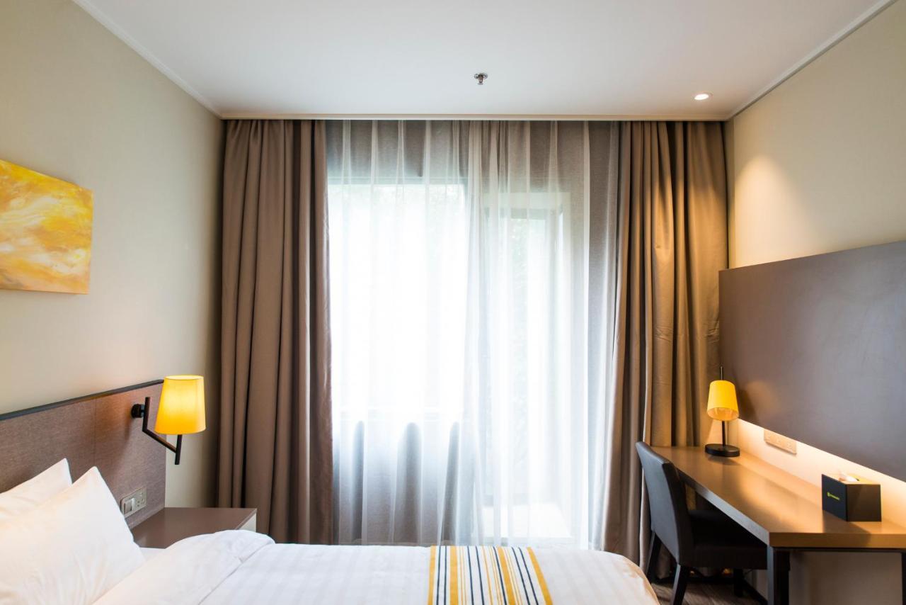 Home Inns Plus Shanghai Xujiahui Branch Kültér fotó